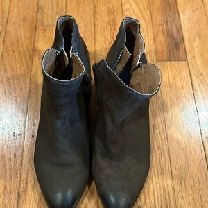 Frye Boots Leather 7.5 Dark olive in color. 2.5 inch heel.